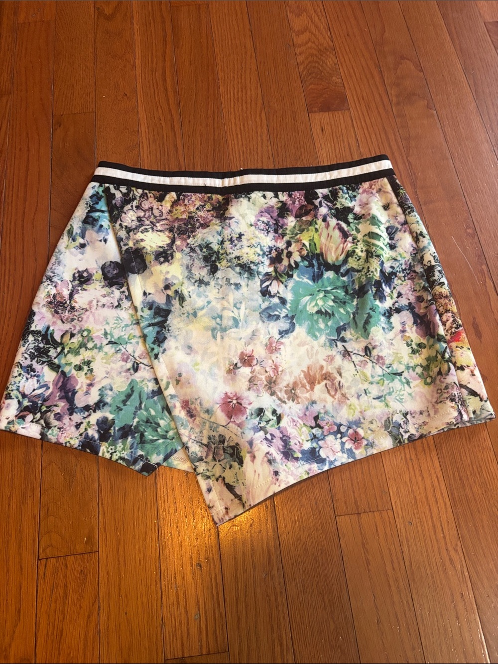 Jealous Tomato Floral Print Women’s Skort Shorts - Pastel Multi. Size Medium